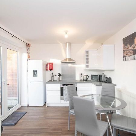 Spacious Two Bed House With Parking And Garden Dudley Buitenkant foto