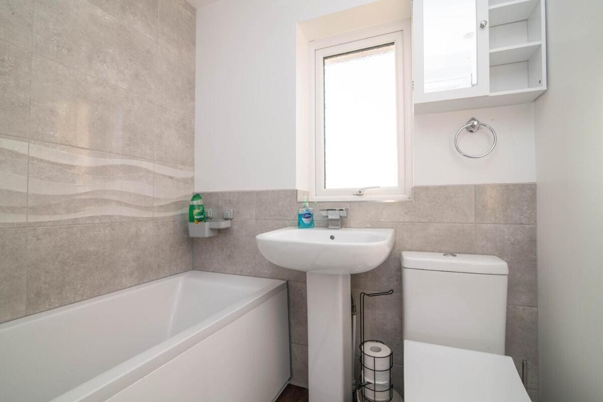 Spacious Two Bed House With Parking And Garden Dudley Buitenkant foto