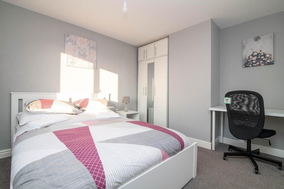 Spacious Two Bed House With Parking And Garden Dudley Buitenkant foto
