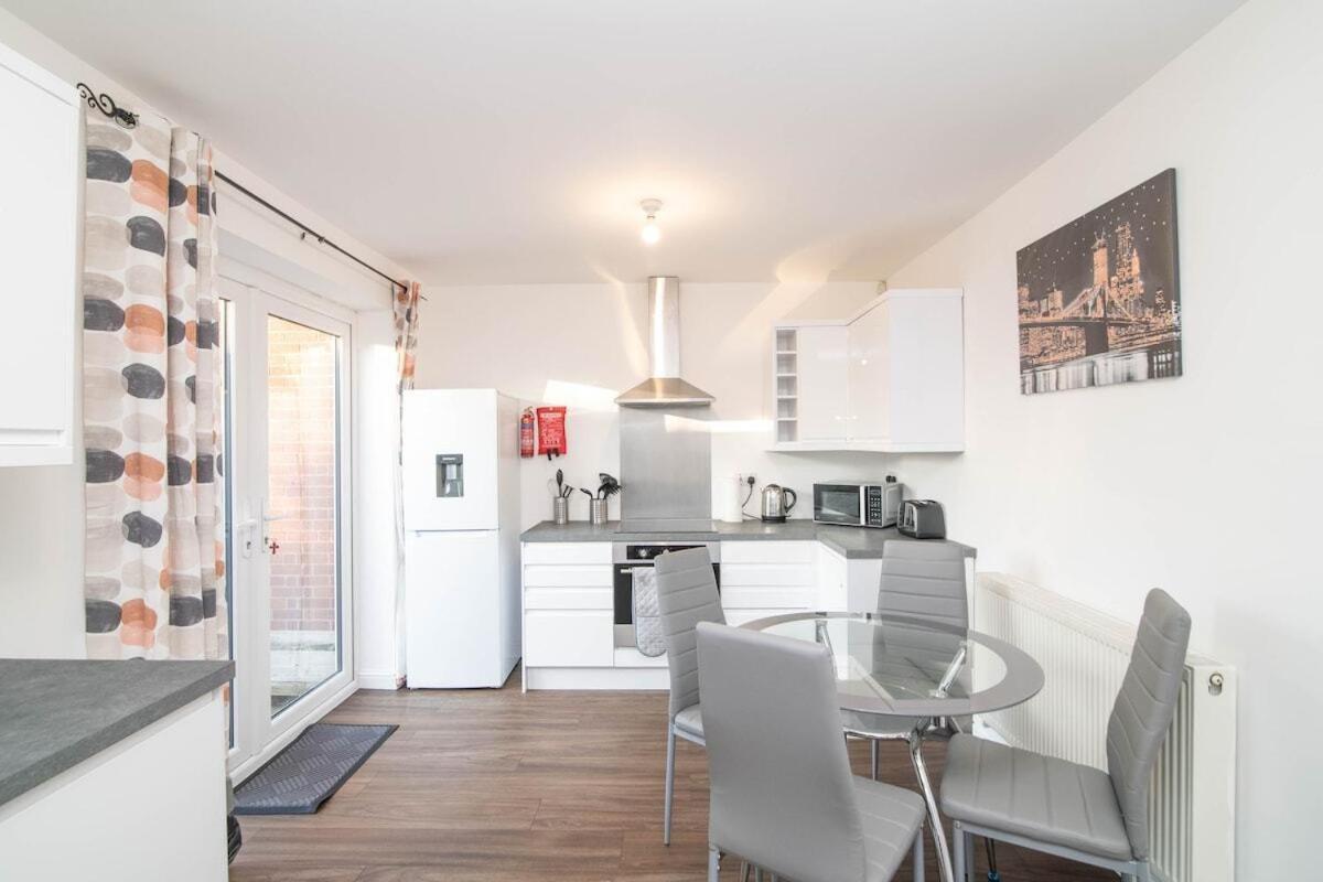 Spacious Two Bed House With Parking And Garden Dudley Buitenkant foto